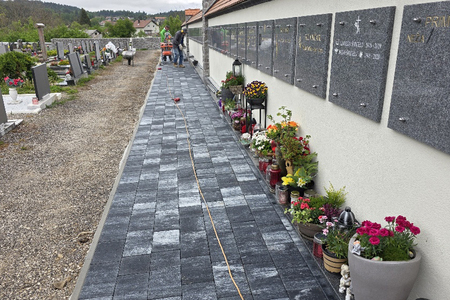 Tlakovanje ob cerkvi in žarnem zidu v Begunjah Foto Boštjan Otoničar (2)